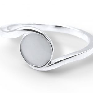 Anillo relleno de leche materna simulando un infinito