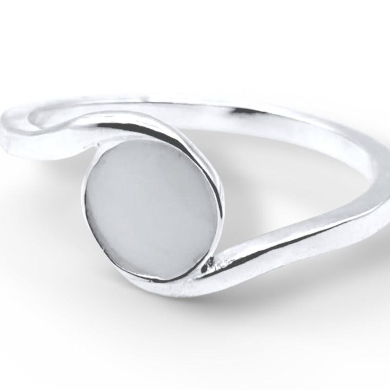 Anillo relleno de leche materna simulando un infinito