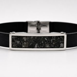 Pulsera memorial masculina con cenizas encapsuladas en resina negra y cuero negro