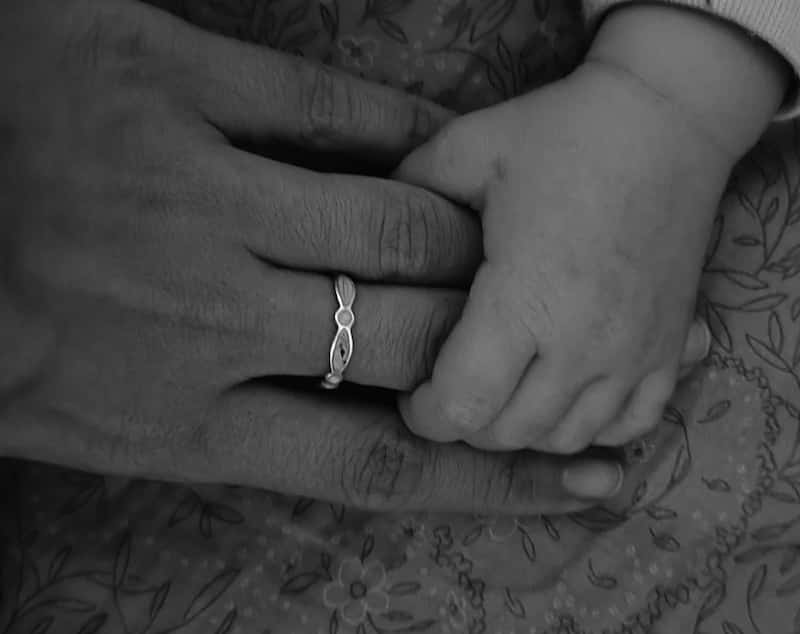 Anillo tipo alianza con óvalos rellenos de leche materna