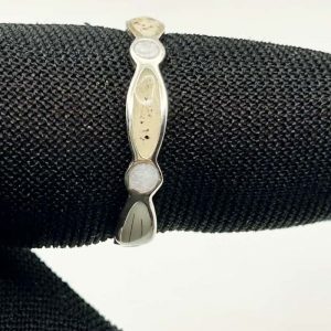 Un anillo relleno de leche materna y cordon umbilical