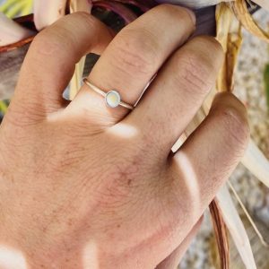 Anillo solitario relleno de leche materna