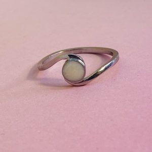 Anillo con forma de luna relleno de leche materna