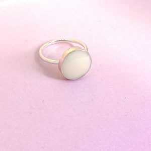 Anillo círculo relleno de leche materna
