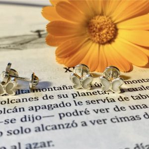Pendientes mariposa rellenos de leche materna